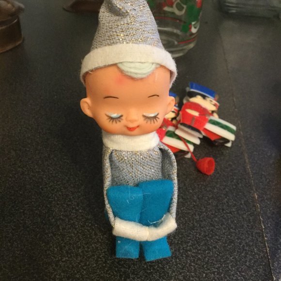 Lot of vintage Christmas items 2 pins, flocked Santa, reindeer, and elf - Picture 6 of 7